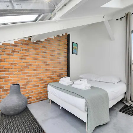 Somptuous Terrace-2br 6pcenter Of